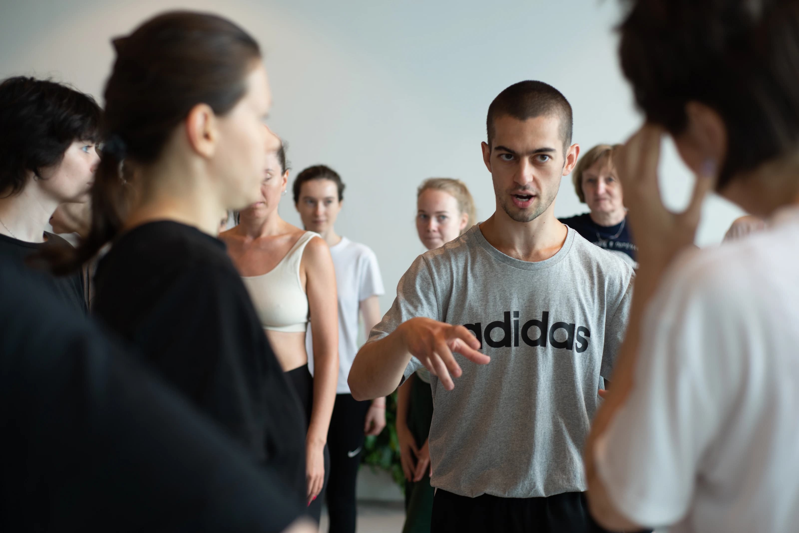 Kolya Bagdasaryan explains an exercise to workshop participants.
